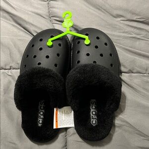 CROCS Black Fuzzy Slippers - M5 / W7